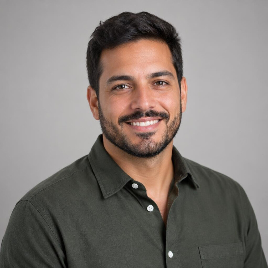 Retrato de um homem brasileiro de barba sorrindo