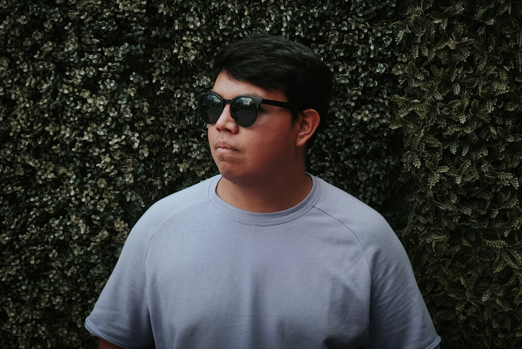 Retrato de um jovem brasileiro de oculos